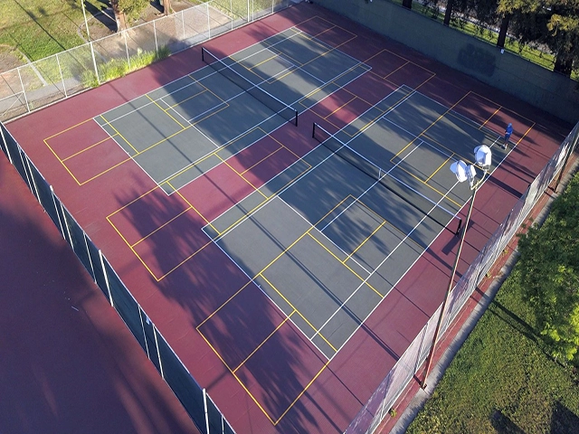 Sơn 4 lớp sân tennis-pickleball với sơn có 10% Hạt cao su Laykold US OPEN trên nền xi măng